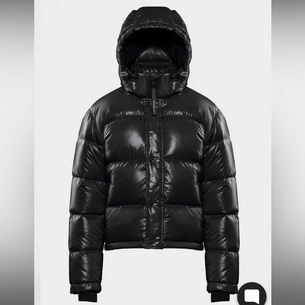 Aritzia Women’s Black Super Puff Shorty, Hi-Gloss